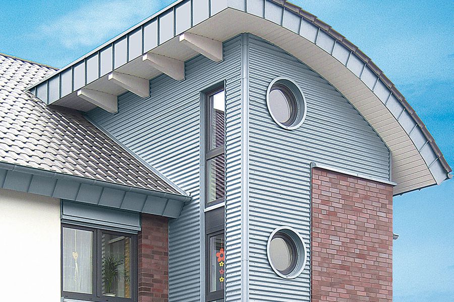 Fassade aus Putz und Metallprofilen